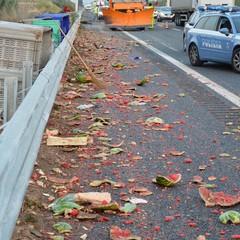 Camion con angurie si ribalta sull'A14 tra Andria e Trani