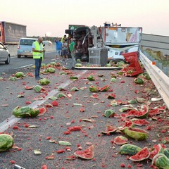 Camion con angurie si ribalta sull'A14 tra Andria e Trani