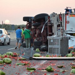 Camion con angurie si ribalta sull'A14 tra Andria e Trani