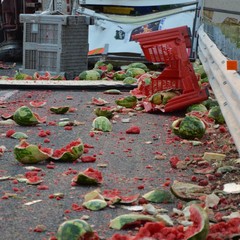 Camion con angurie si ribalta sull'A14 tra Andria e Trani