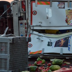 Camion con angurie si ribalta sull'A14 tra Andria e Trani