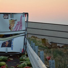 Camion con angurie si ribalta sull'A14 tra Andria e Trani