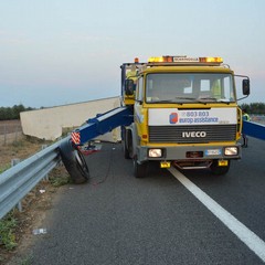 Camion con angurie si ribalta sull'A14 tra Andria e Trani