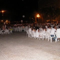 Cena in bianco in Piazza Teatro