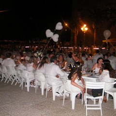 Cena in bianco in Piazza Teatro