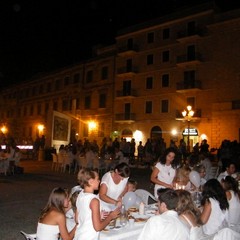 Cena in bianco in Piazza Teatro