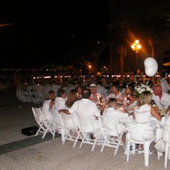 Cena in bianco in Piazza Teatro