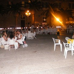 Cena in bianco in Piazza Teatro