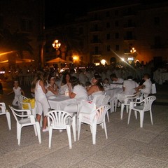 Cena in bianco in Piazza Teatro