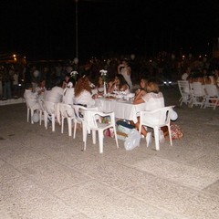 Cena in bianco in Piazza Teatro