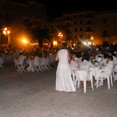 Cena in bianco in Piazza Teatro