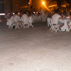 Cena in bianco in Piazza Teatro