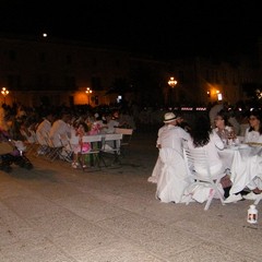 Cena in bianco in Piazza Teatro