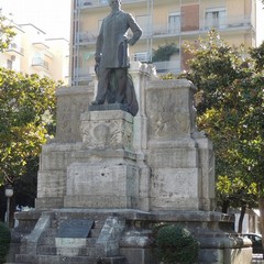 statua di Giovanni Bovio in piazza della Repubblica