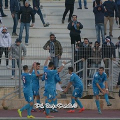 Il Trani esulta sotto i tifosi (foto Porcelli)