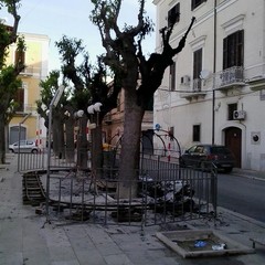 Rogo nella notte in piazza San Michele, distrutta una giostrina