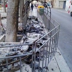 Rogo nella notte in piazza San Michele, distrutta una giostrina