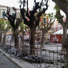 Rogo nella notte in piazza San Michele, distrutta una giostrina