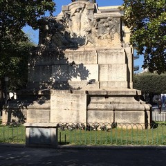 Chili di pane gettati ai piedi della statua di Giovanni Bovio