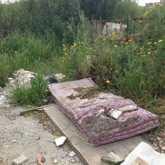 frigorifero e rifiuti nei pressi di via Torrente Antico