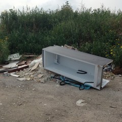 frigorifero e rifiuti nei pressi di via Torrente Antico