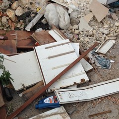 frigorifero e rifiuti nei pressi di via Torrente Antico