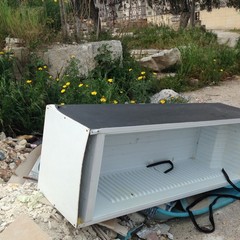 frigorifero e rifiuti nei pressi di via Torrente Antico