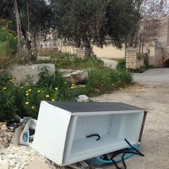 frigorifero e rifiuti nei pressi di via Torrente Antico