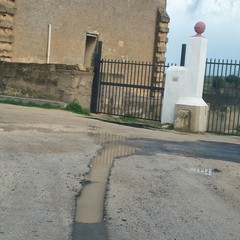 Cede l'asfalto in via delle Tufare