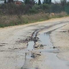 Cede l'asfalto in via delle Tufare