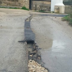 Cede l'asfalto in via delle Tufare