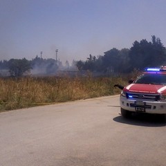 Incendio in un terreno incolto in zona Capirro