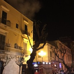 Corso Cavour, in fiamme la canna fumaria