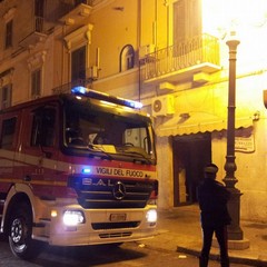 Corso Cavour, in fiamme la canna fumaria