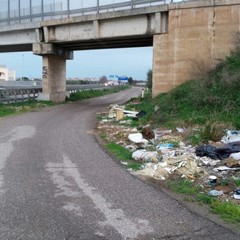 Discarica a cielo aperto all'uscita Trani Nord
