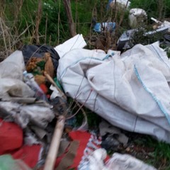 Discarica a cielo aperto all'uscita Trani Nord