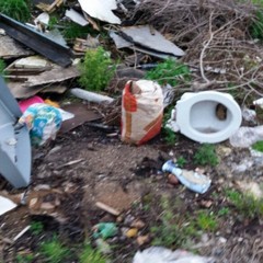 Discarica a cielo aperto all'uscita Trani Nord