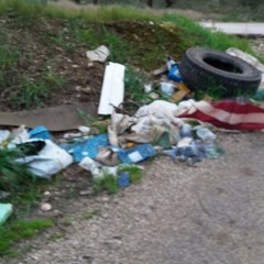 Discarica a cielo aperto all'uscita Trani Nord