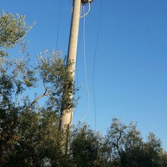 Contrada San Giovanni, quindici pali privi di cavi elettrici
