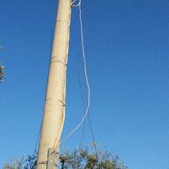 Contrada San Giovanni, quindici pali privi di cavi elettrici
