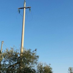 Contrada San Giovanni, quindici pali privi di cavi elettrici