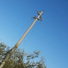 Contrada San Giovanni, quindici pali privi di cavi elettrici