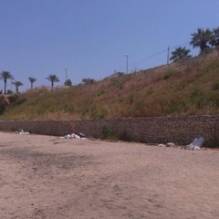 Seconda spiaggia, al mare tra rifiuti e abusivi