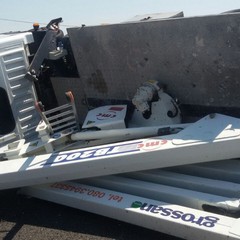 Incidente sulla 16 bis, camion ribaltato tra Trani-Bisceglie