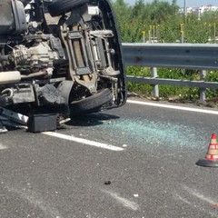 Incidente sulla 16 bis, camion ribaltato tra Trani-Bisceglie