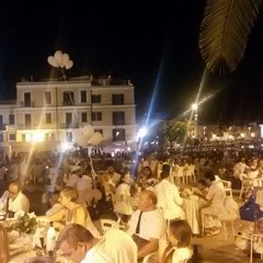 Cena in bianco in Piazza Teatro