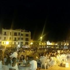 Cena in bianco in Piazza Teatro