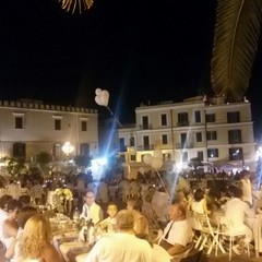 Cena in bianco in Piazza Teatro