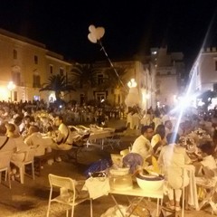 Cena in bianco in Piazza Teatro