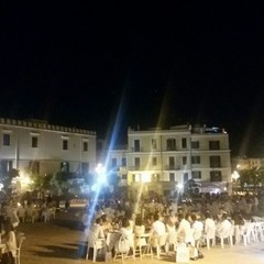 Cena in bianco in Piazza Teatro